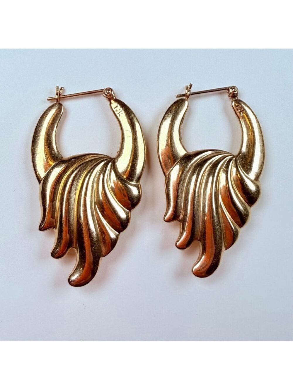 14K Yellow Gold Fine Scallop Waterfall Retro Hoop Vintage 1.4" Earrings